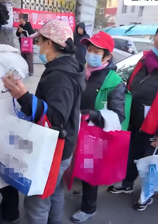 截考生被迫扫码：还没开考就白拿了一堆包爱游戏(ayx)国考考场外大姨围追堵(图3)