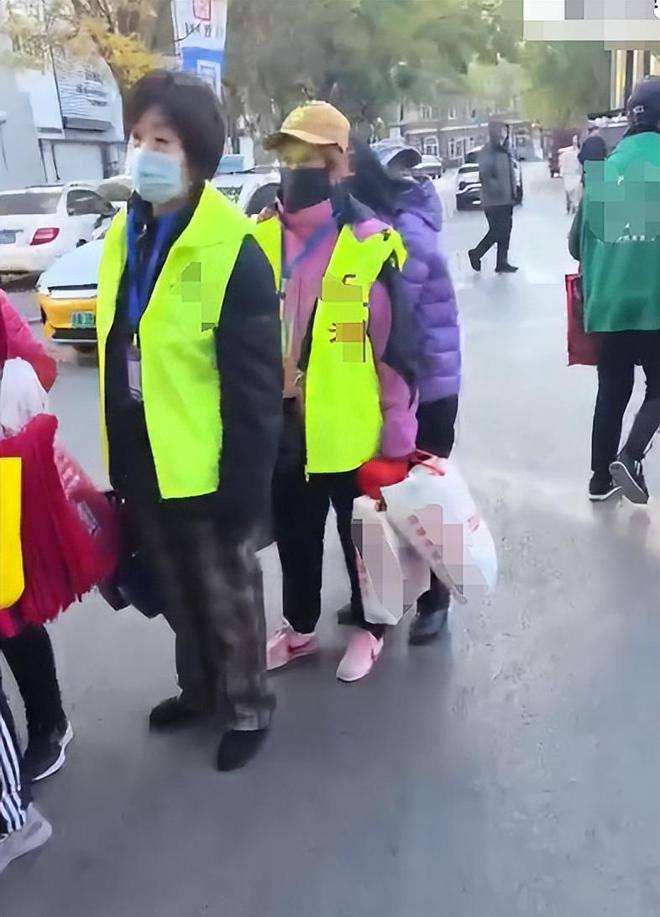 截考生被迫扫码：还没开考就白拿了一堆包爱游戏(ayx)国考考场外大姨围追堵(图5)