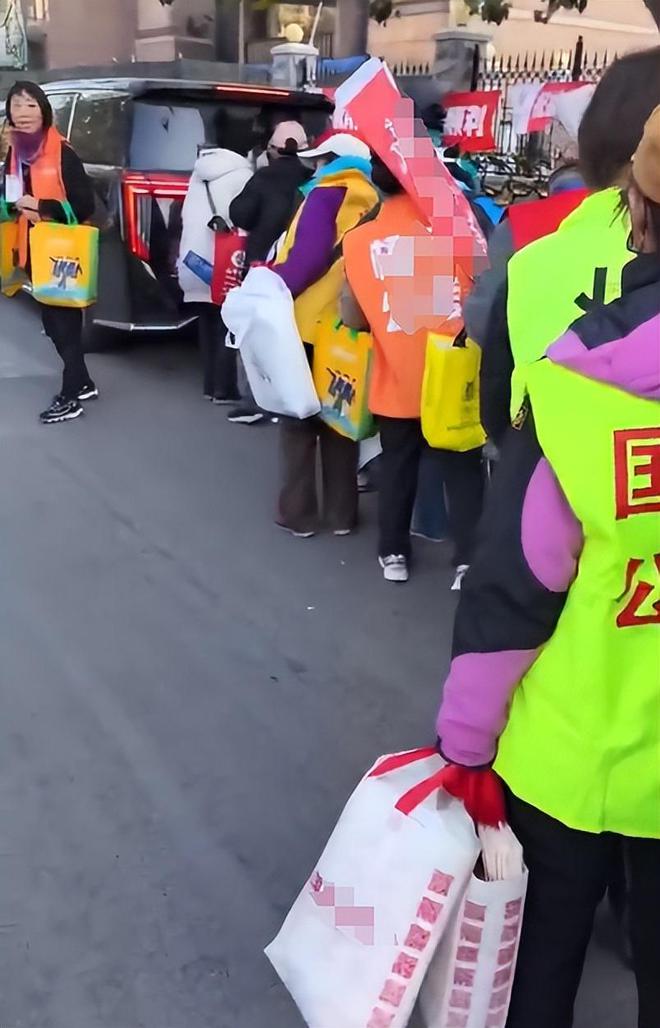 截考生被迫扫码：还没开考就白拿了一堆包爱游戏(ayx)国考考场外大姨围追堵(图4)