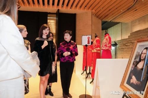走进卢浮宫展现中国丝绸创新之美爱游戏ayx网站丝所时尚大秀(图3)