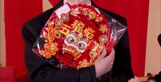 觉转200块钱被骂曾黎送袜子疑讽刺抠脚爱游戏ayx网站微博之夜交换礼物：黄(图10)